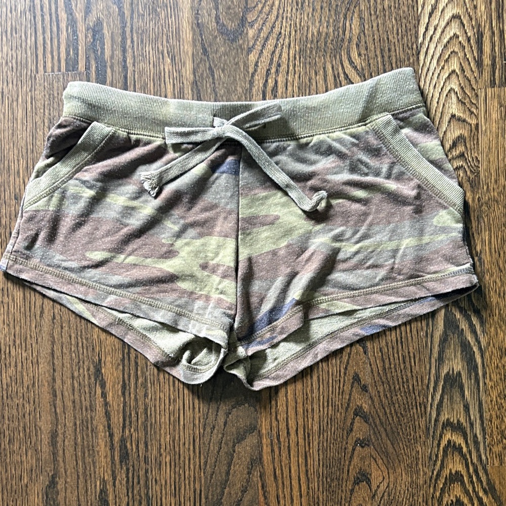 Z Supply  Camo Shorts Size XS